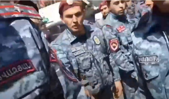Ոստիկանական ուժերը խոչընդոտում են PARA TV-ի լրագրողի աշխատանքը (տեսանյութ)